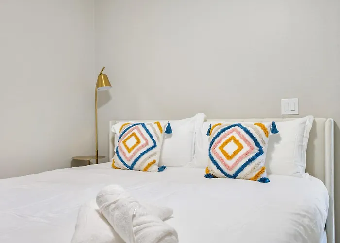 Spacious Two Bedroom Two Bathroom With Free Parking And Cozy Beds *