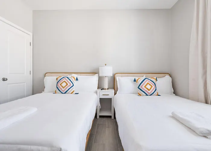 Spacious Two Bedroom Two Bathroom With Free Parking And Cozy Beds Apartment