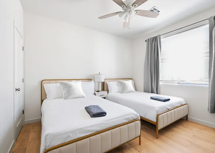 Spacious Two Bedroom Two Bathroom With Free Parking And Cozy Beds *