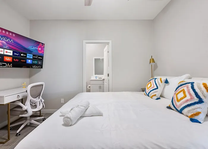 Spacious Two Bedroom Two Bathroom With Free Parking And Cozy Beds Glendale