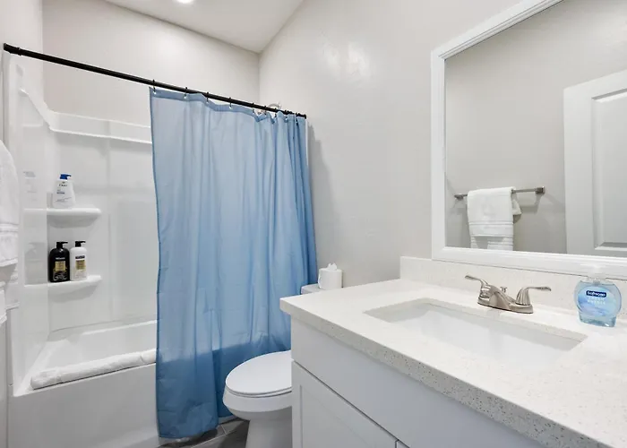 Spacious Two Bedroom Two Bathroom With Free Parking And Cozy Beds Apartment
