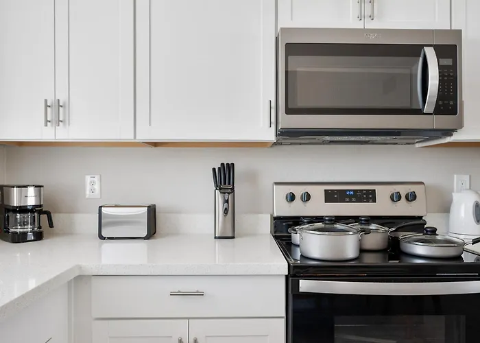Spacious Two Bedroom Two Bathroom With Free Parking And Cozy Beds Apartment