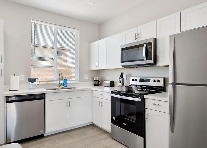 Spacious Two Bedroom Two Bathroom With Free Parking And Cozy Beds