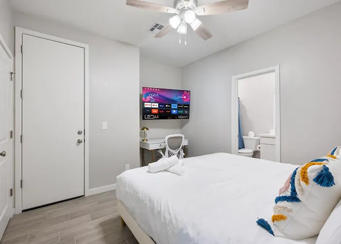 Apartment Spacious Two Bedroom Two Bathroom With Free Parking And Cozy Beds