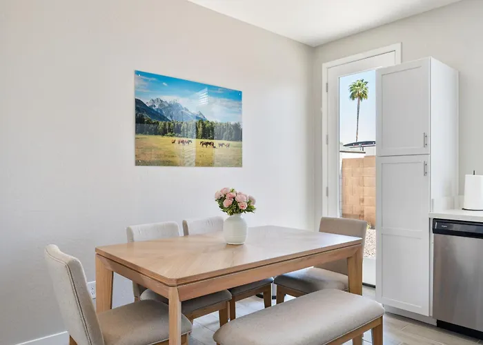 Spacious Two Bedroom Two Bathroom With Free Parking And Cozy Beds Apartment *
